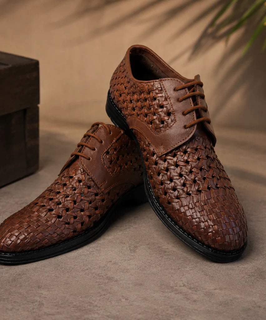 PUNTO: Handwoven Leather Derby Black Shoes